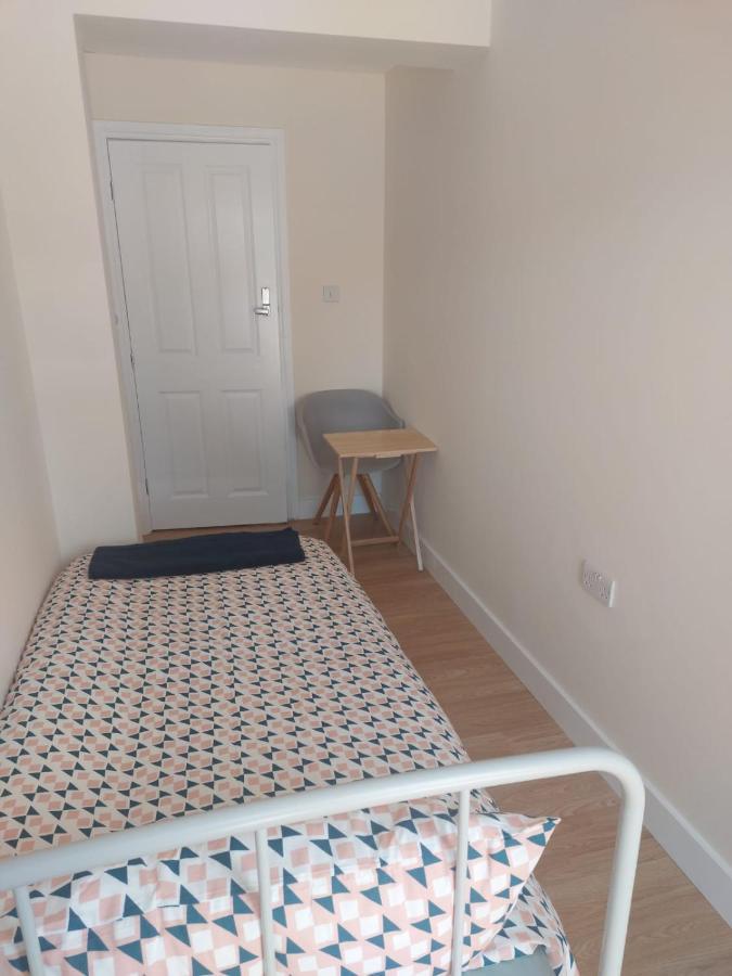 Single Room Only For One Adult Southall Exterior foto